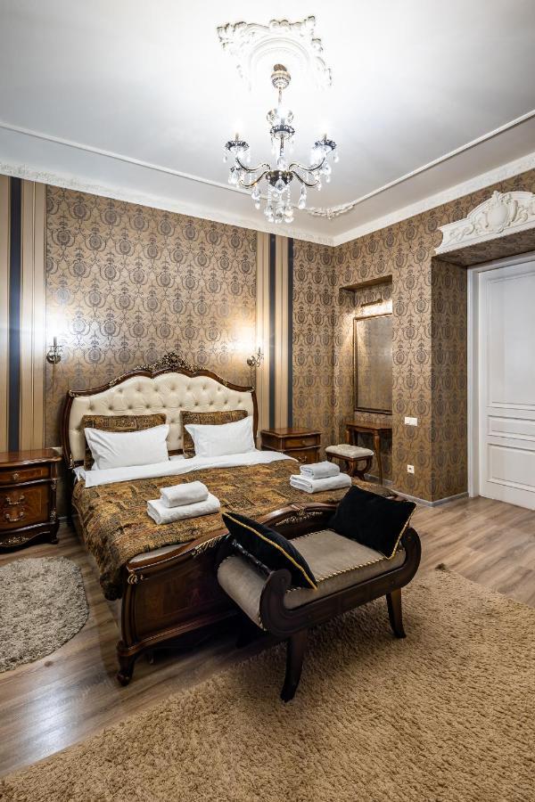 Classic Royal Central Apartment. Balcony And A/C Lviv Exteriör bild